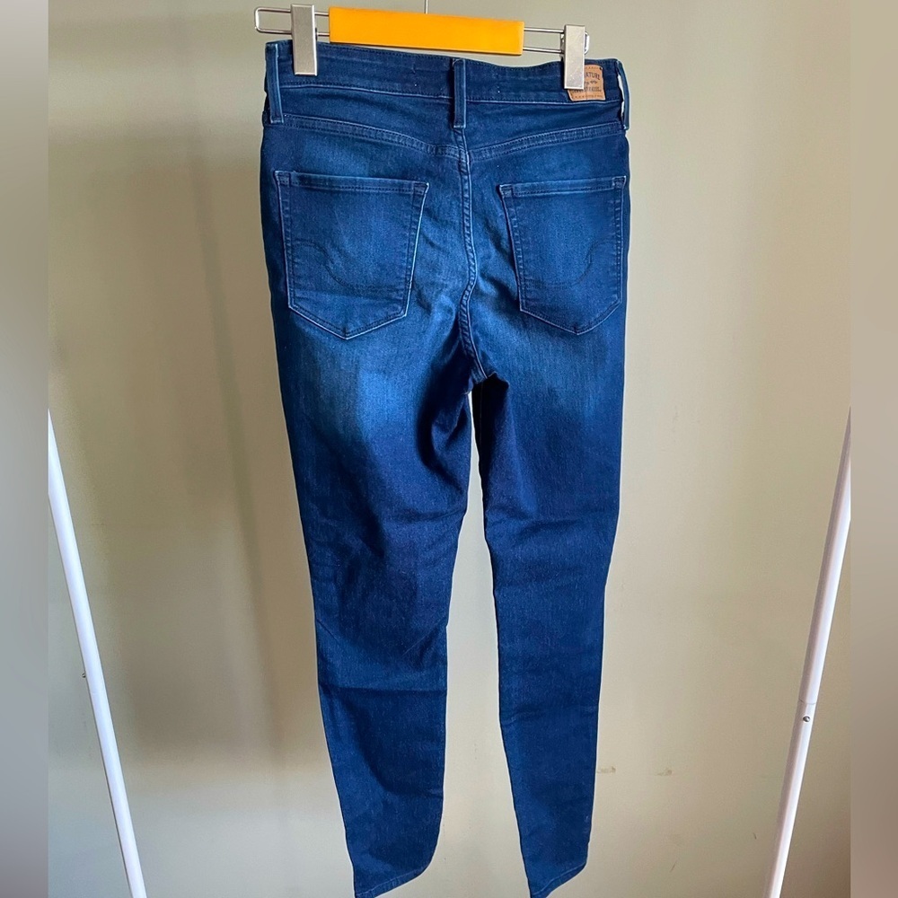 Signature Levi Strauss High Rise Super Skinny Shaping Jeans Size 4 in Dark Blue - Picture 3 of 5